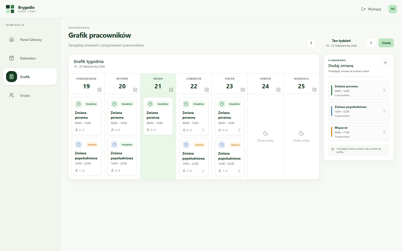Edycja tygodniowego grafiku pracowników Brygadio z panelem zmian do przeciągania na plan.